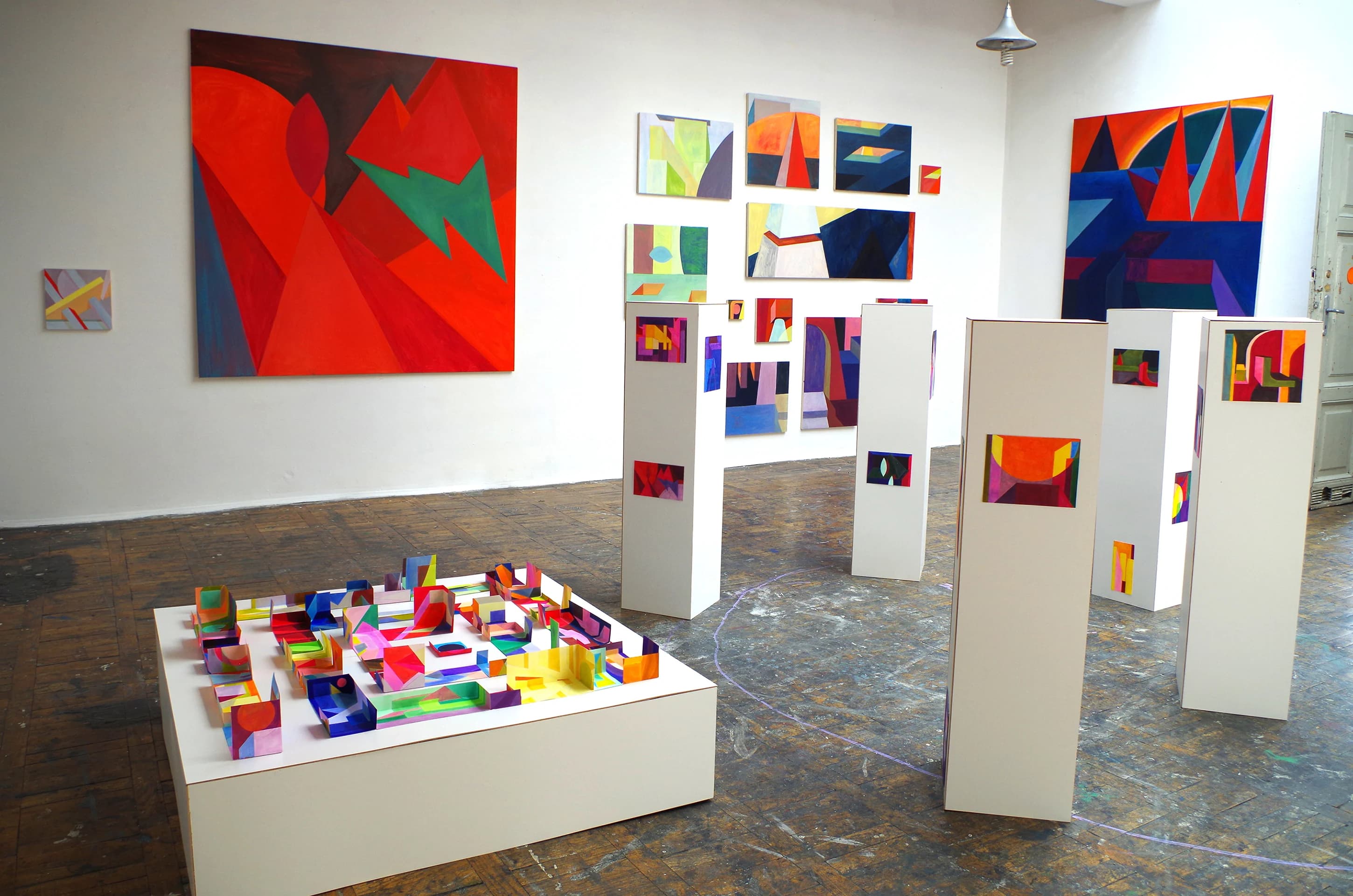 Installation view of “Ciepły horyzont” diploma exhibition at ASP Kraków.